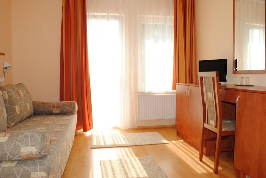 Bed and Breakfast Stan és Panzió Balatonalmádi Habitación foto